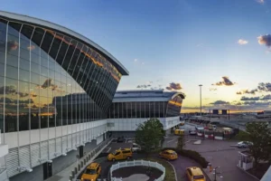 10 Tips in Choosing the Right Airport Transfer Service 3 Scenic sunset from NYC airport terminal with skyline glowing in golden hues