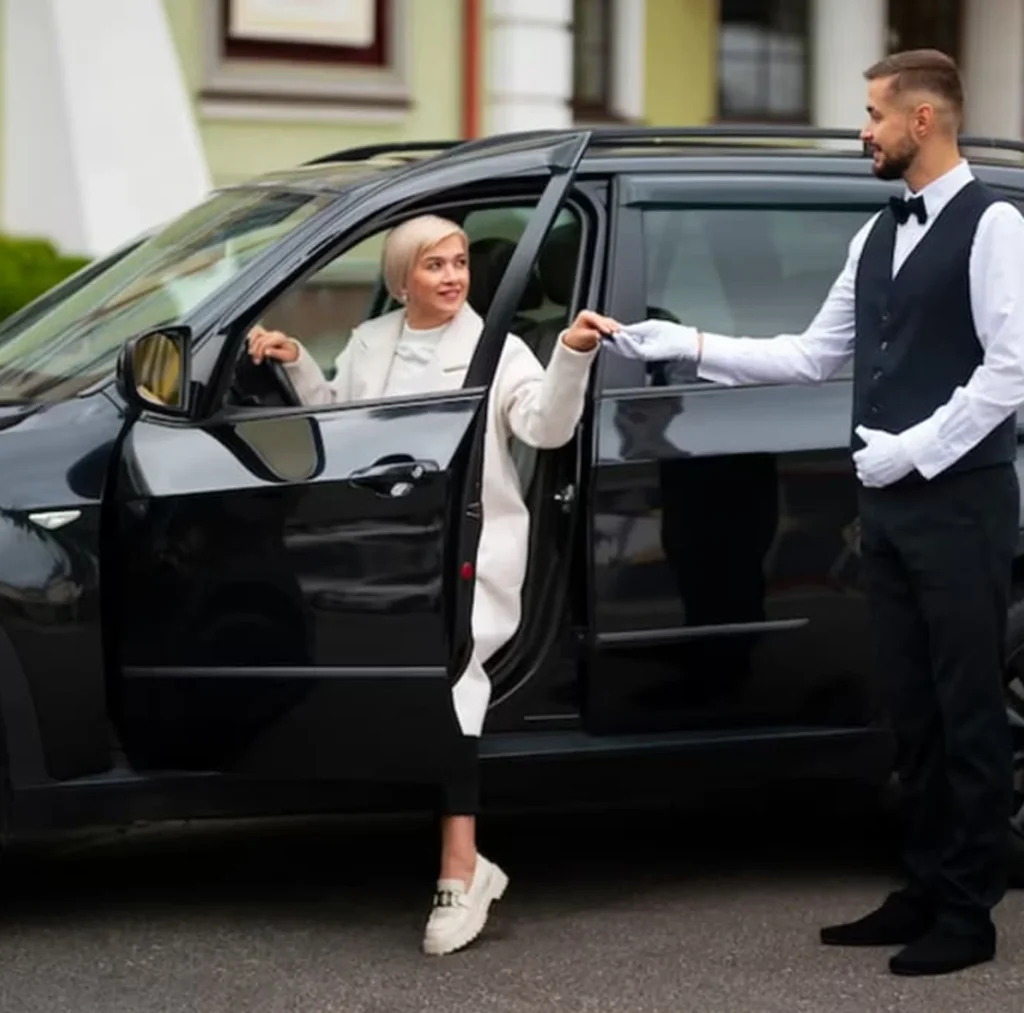 Los Angeles 1 The woman being respectfully dropped off by her chauffeur