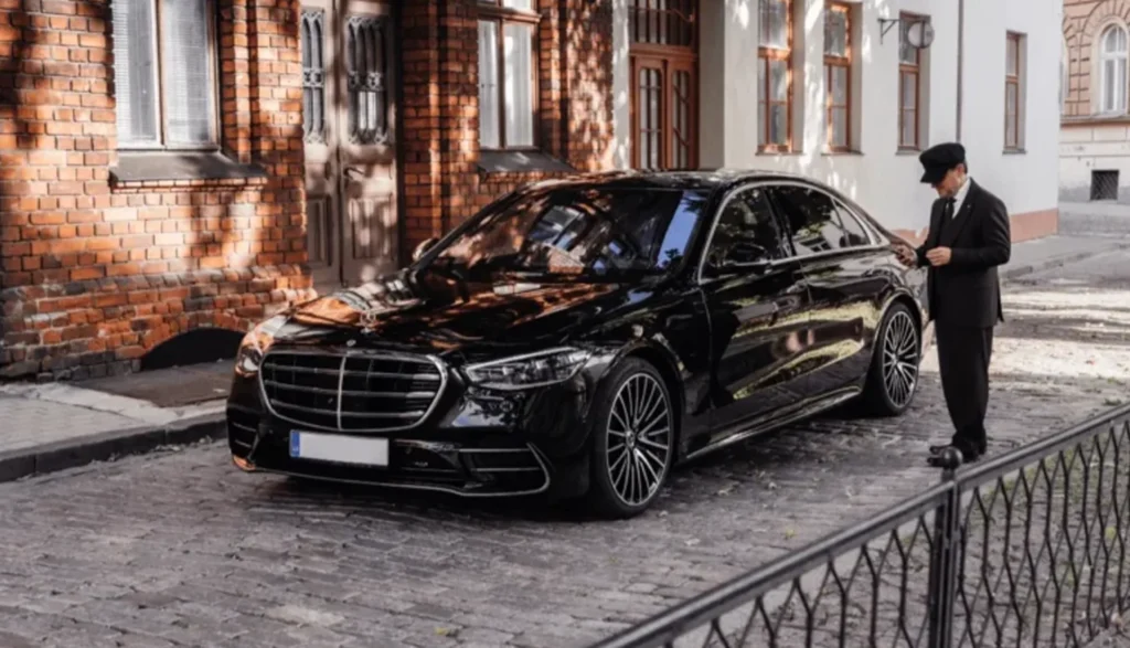 Articles 48 Luxury Mercedes-Benz S-Class car, ideal for holiday transfers in Florida